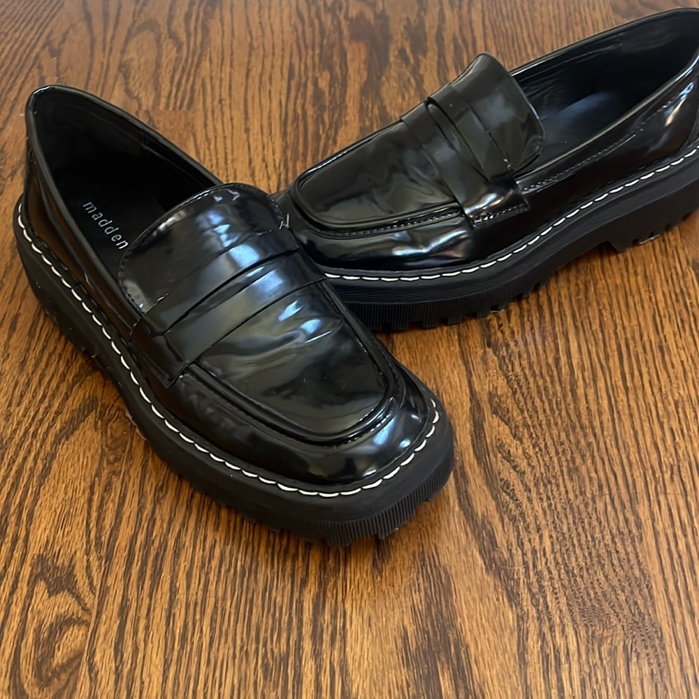 Madden Girl Womens Harmonny shoes, black loafers size 7M